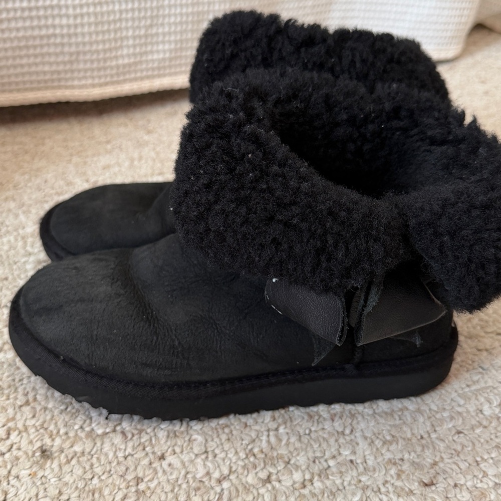 UGG Gita Bow Mini Boots (Black)
